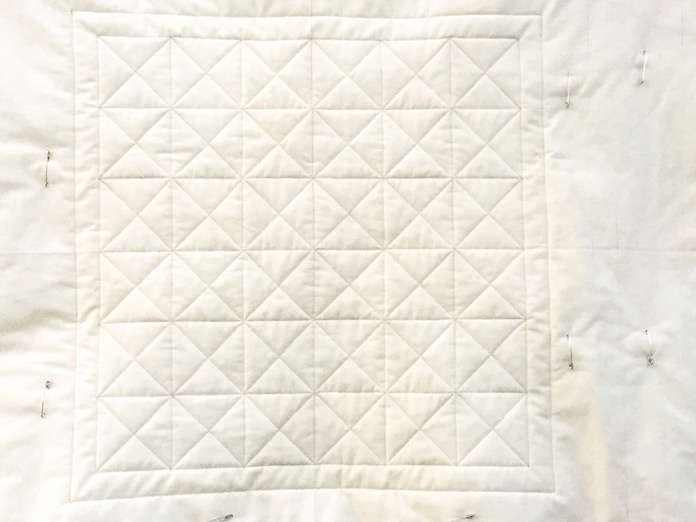 The center grid quilted with Gütermann spun silk thread