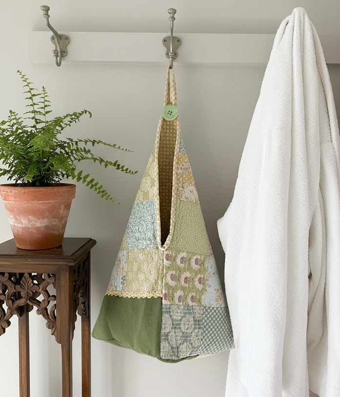 The QUILTsocial Rewind Redo Wall Pouch by Nancy Devine was featured in ANPTmag Issue 71; photo by Carla A. Canonico for ANPTmag