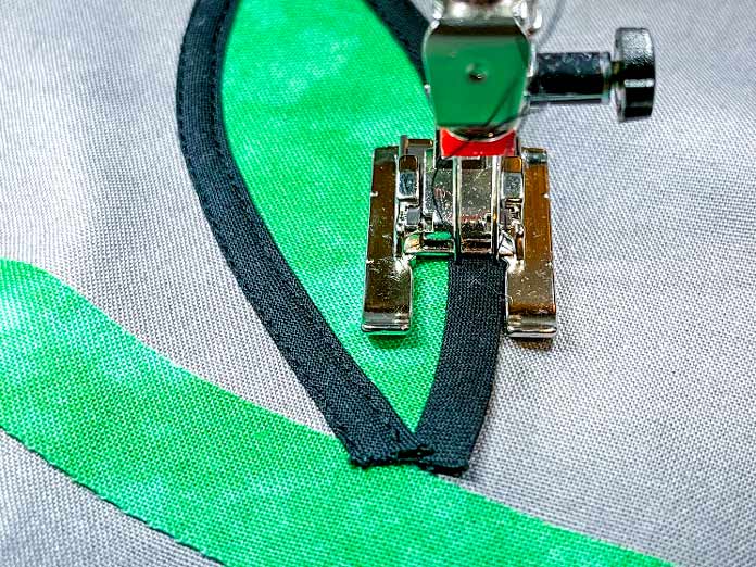 SCHMETZ Twin 8,0/100 needle sewing down Clover quick bias tape.