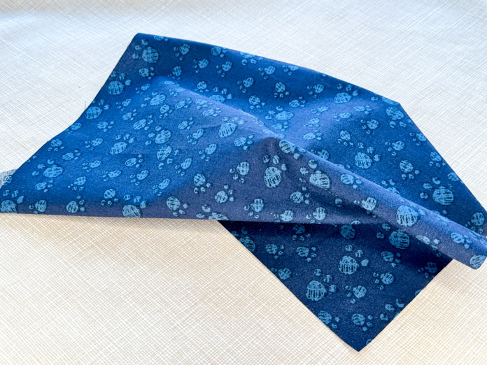 Two fabrics for this week’s project, a light cream for the background and a dark blue for the circles.