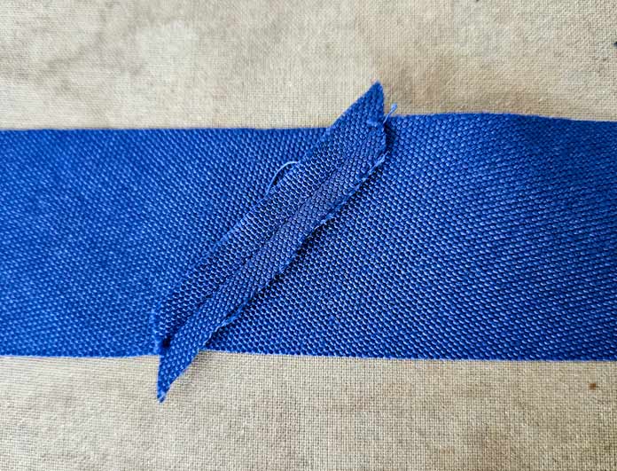A blue piece of fabric with a seam; Gütermann Nostalgia Box - 50wt Cotton Thread 100m - 48 Shades, Gütermann Nostalgia Box, Flat Felled Foot 9mm, Husqvarna VIKING Opal 690Q, free sewing pattern, outdoor accessories, outdoor cushions, piping 