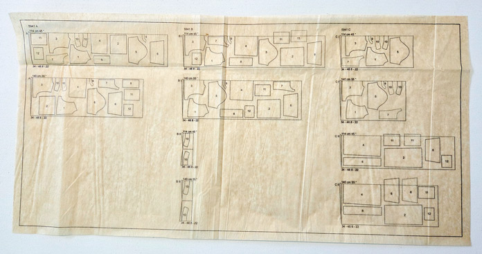 Tissue paper with pattern layouts