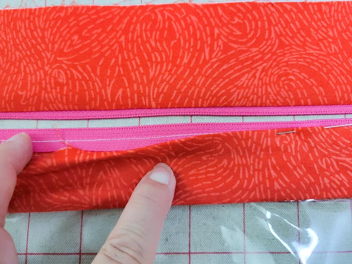 A pink zipper with orange fabric; making a project bag on the Husqvarna VIKING ONYX 25