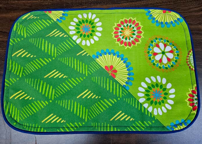 A green placemat with blue piping; Gütermann Nostalgia Box - 50wt Cotton Thread 100m - 48 Shades, Gütermann Nostalgia Box, Flat Felled Foot 9mm, Husqvarna VIKING Opal 690Q, free sewing pattern, outdoor accessories, outdoor cushions, piping; Welt Cord Foot