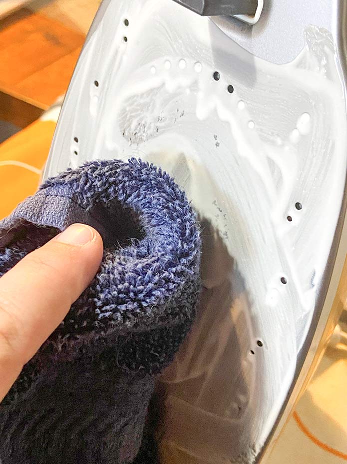 Use an old towel or some other textured cloth to rub the sole-plate of the Oliso PRO™ TG1600 Smart Iron to remove all traces of dirt.